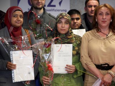 Bestanden: Yussra El Ahmad aus dem Libanon (M.), Fathima Bushra Nhras aus Sri Lanka und Halmija Ahmed aus Bulgarien (r.) mit ihren Zertifikaten Integrations-Zertifikate