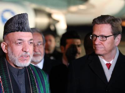 Der afghanische Präsident Hamid Karsai auf dem Flughafen Köln-Bonn nach der Begrüßung durch Außenminister Guido Westerwelle. Foto: Oliver Berg Westerwelle begrüßt Karsai