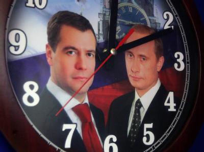 Rund 110 Millionen Russen sind zur Wahl eines neuen Parlaments aufgerufen. Die Wahl gilt auch als erster Schritt für den zwischen Wladimir Putin und Kremlchef Dmitri Medwedew geplanten Ämtertausch. Foto: Maxim Shipenkov Medwedew und Putin