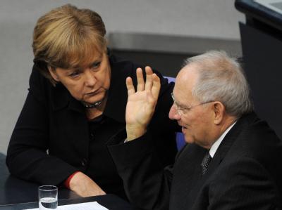 Bundeskanzlerin Merkel und Bundesfinanzminister Schäuble am Freitag im Bundestag in Berlin. Foto: Tim Brakemeier Merkel und Schäuble