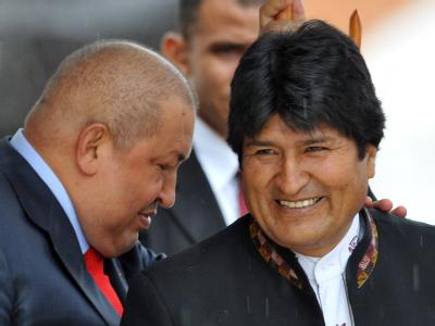Venezuelas Präsident Hugo Chavez (L) neben seinem bolivianischen Amtskollegen Evo Morales. Foto: Alejandro Bolivar Chavez und Morales