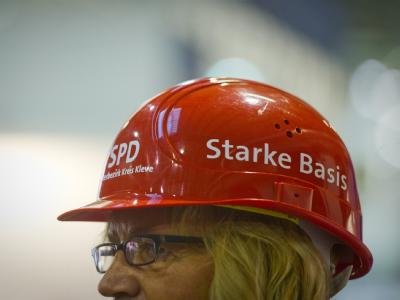 Selbstbewusst: Eine SPD-Delegierte aus dem Kreis Kleve mit Bauhelm. Foto: Hannibal Selbstbewusst