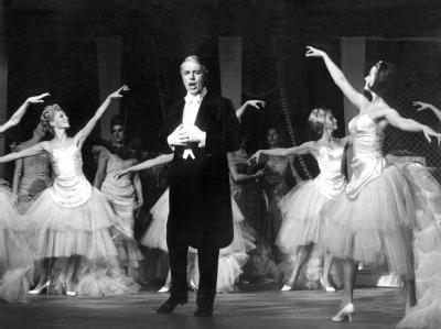Johannes Heesters tritt als Graf Danilo in der Operette «Die lustige Witwe» im Oktober 1964 im Berliner Theater des Westens auf. Foto: dpa Johannes Heesters