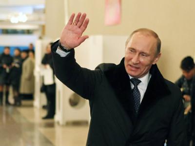 Zuversichtlich: Regierungschef Putin zeigt sich nach der Abgabe seiner Stimme sichtlich gut gelaunt. Foto: Yuri Kochetkov Zuversichtlich