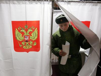 Russland wählt: Ein Mann verlässt in der Ortschaft Podolsk die Wahlkabine. Foto: Sergei Ilnitsky Wahl