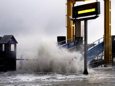 Eine Welle überspült im Hafen von Dagebüll die Auffahrt zu den Fähren. Foto: Daniel Friedrichs Überflutung