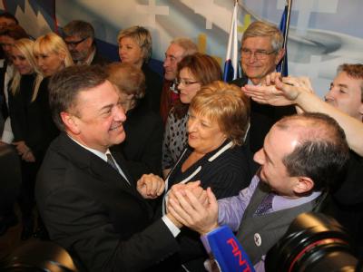 Erst seit sieben Wochen existiert die Bürgerliste von Ljubljanas Bürgermeister Zoran Jankovic (l). Völlig überraschend gewann er nun die Parlamentswahlen in Slowenien. Foto: Stringer Jankovic