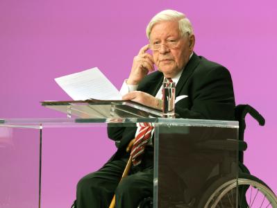 Im Rollstuhl und quicklebendig: Altkanzler Helmut Schmidt beim SPD-Parteitag. Foto: Tim Brakemeier SPD-Parteitag