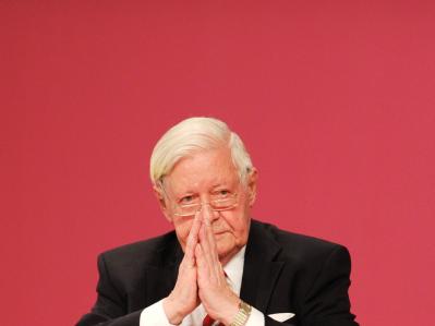 Altkanzler Helmut Schmidt bedankt sich nach seiner Rede für den Beifall. Foto: Hannibal Altkanzler
