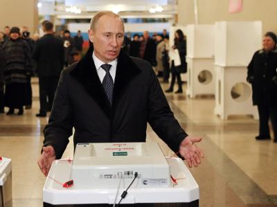 Wladimir Putin wählt. Foto: Yuri Kochetkov Putin an der Urne