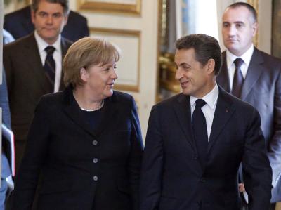 Mit einem unerwartet harten Aufschlag eröffnen Merkel und Sarkozy die neuerliche Euro-Rettungswoche. Sie gehen mit klaren Vorstellungen in den EU-Gipfel. Foto: Ian Langsdon Sarkozy und Merkel