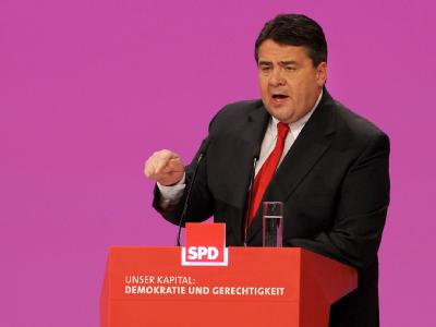 Der SPD-Vorsitzende Sigmar Gabriel spricht auf dem Bundesparteitag der SPD in Berlin. Foto: Tim Brakemeier Gabriel