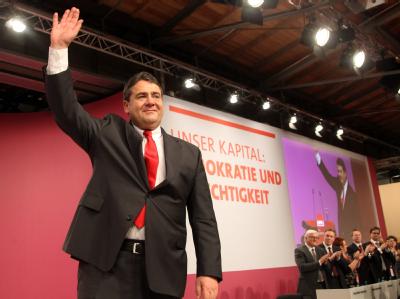 Der SPD-Vorsitzende Sigmar Gabriel bedankt sich auf dem Bundesparteitag nach seiner Rede für den anhaltenden Applaus. Foto: Wolfgang Kumm Gabriel