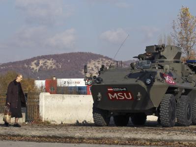 Die Außenminister der 28 Nato-Staaten wollen in Brüssel ihre Unterstützung für die Soldaten der Nato-geführten Kosovo-Schutztruppe KFOR bekunden. Foto: Valdrin Xhemaj, dpa KFOR im Kosovo