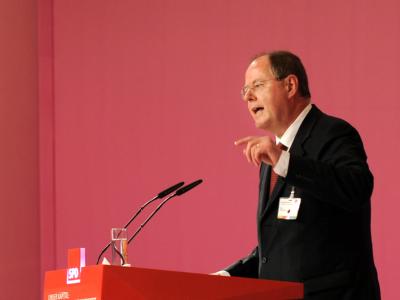 Peer Steinbrück spricht auf dem Bundesparteitag der SPD in Berlin. Foto: Tim Brakemeier Steinbrück