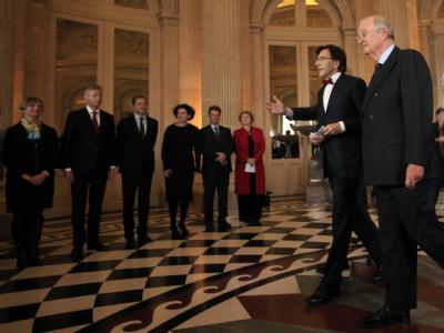 Der neue belgische Ministerpräsident Elio Di Rupo (2.v.r.) stellt sein Kabinett König Albert II (r) vor. Foto: Oliver Hoslet Neues belgisches Kabinett