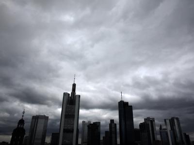 Die Skyline der Stadt Frankfurt unter grau bewölktem Himmel. Die Schuldenkrise könnte Deutschland seine Topbonität kosten. Foto: Fredrik von Erichsen Skyline von Frankfurt