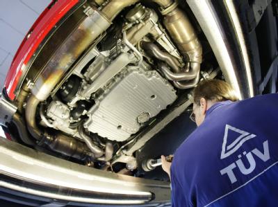 Rund acht Millionen Pkws erfüllen nicht auf Anhieb die Anforderungen an die technische Sicherheit und müssen erst in die Werkstatt, bevor sie die TÜV Plakette bekommen. Foto: David Ebener TÜV-Report 2012