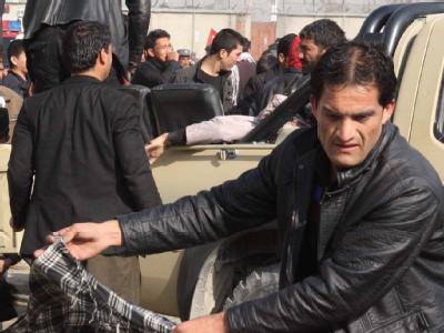Inmitten Hunderter Schiiten, die in Kabul das Aschura-Fest feiern wollten, hat sich ein Attentäter in die Luft gesprengt. Foto: S. Sabawoon Anschlag in Kabul