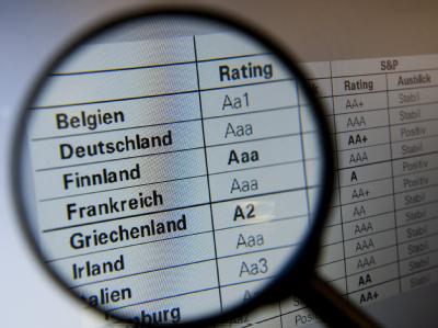 Die Ratingagentur Standard and Poor's will mehrere europäische Länder herabstufen. Foto: Sebastian Kahnert/Archiv S&P