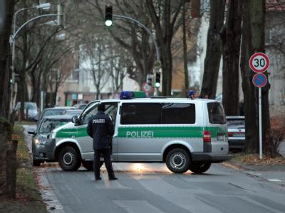 SEK-Beamte: Nach der Entdeckung des Fluchtautos durchsuchen Spezialkräfte der Polizei in Minden nach dem Vater des erschossenen 13-jährigen Mädchens aus Niedersachsen. Foto: Oliver Krato Straßensperre