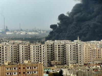 Die Aufnahme der syrischen Nachrichtenagentur SANA vom 8. Dezember zeigt dichten Rauch, der nach der Sprengung einer Pipeline hinter Wohngebäuden in Homs aufsteigt. Die Opposition befürchtet ein Massaker in der Stadt. Rauchschwaden in Homs