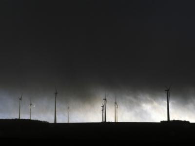 Windräder unter einem von Sturmwolken verdunkelten Himmel. Foto: Uwe Zucchi/Archiv Sturmhimmel