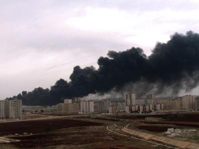 Die Stadt Homs hat sich zum Zentrum des syrischen Widerstands entwickelt - das Archivfoto vom 8.12.2011 zeigt den Brand einer Pipeline. Foto: Sana Pipeline-Brand in Homs