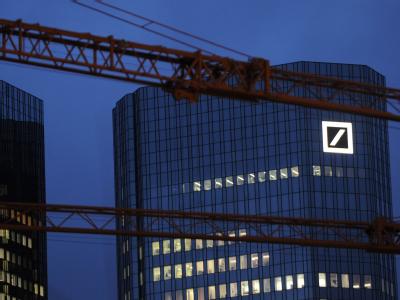 Die Zwillingstürme der Deutschen Bank in Frankfurt am Main: Unbekannte haben Deutsche-Bank-Chef Josef Ackermann am Donnerstag eine funktionsfähige Briefbombe geschickt. Das LKA rät Unternehmen nun zu besonderer Vorsicht. Foto: Uwe Zucchi Versuchtes Briefbombenattentat