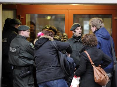 Polizisten kontrollieren die Bewohner eines Studentenwohnheims im Uni-Center in Bochum, in dem zuvor ein mutmaßlicher islamistischer Terrorist festgenommen worden war. Foto: Marius Becker Einsatz in Bochum
