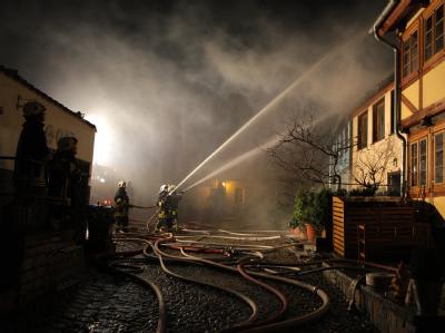 Feuerwehrleute löschen die denkmalgeschützten Fachwerkhäuser. Foto: Chris Wohlfeld Brand in Quedlinburg