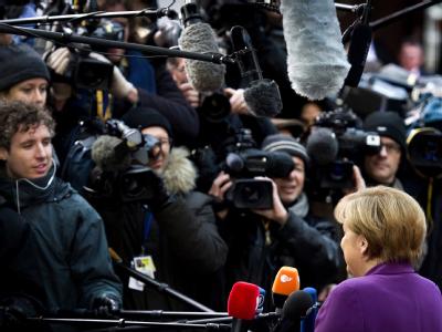 Merkel und die Medienmeute beim Brüsseler Krisengipfel. Foto: Koen van Weel Merkel und die Medienmeute