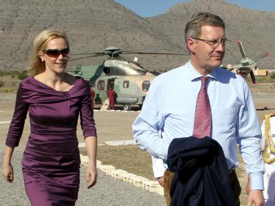 Während Bundespräsident Christian Wulff und seine Frau Bettina die Golfregion besuchen, beschäftigt Deutschland ein Privatkredit des Ehepaars. Foto: Wolfgang Kumm Ehepaar Wulff im Oman