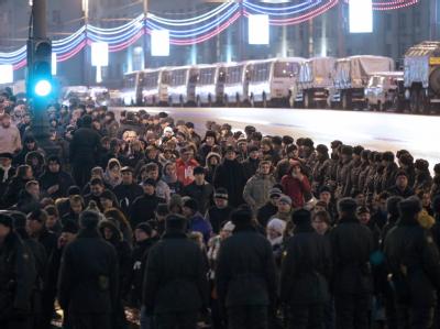 Massenproteste - nicht nur - in Moskau: Bis zu 100 000 Menschen forderten allein in der russischen Hauptstadt Neuwahlen. 52 000 Sicherheitskräfte waren im Einsatz und sperrten weite Teile von Moskau ab. Foto: Maxim Shipenkov Protest