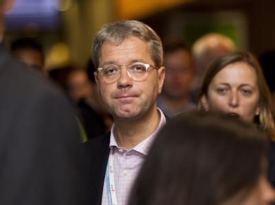 Ein erschöpfter Bundesumweltminister während des Dauer-Gipfels in Durban. Foto: epa/str Minister Röttgen