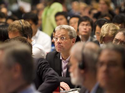 Bundesumweltminister Norbert Röttgen sitzt im Plenum der Gipfelteilnehmer. In Durban wird weiter um eine Einigung gerungen. Foto: epa UN-Klimagipfel