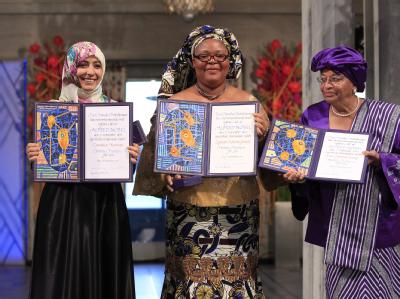 Die mit dem Friedensnobelpreis ausgezeichneten (l-r) Tawakul Karman (Jemen) sowie Leymah Gbowee und Ellen Johnson-Sirleaf (beide Liberia) bei der Zeremonie in Oslo. Foto: Cornelius Poppe Tawakul Karman, Leymah Gbowee und Ellen Johnson-Sirleaf