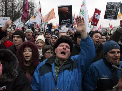 Nach den Parlamentswahlen in der vergangenen Woche kam es immer wieder zu Protesten. Die Demonstranten in Moskau und anderen Städten werfen der Regierung Wahlfälschung vor. Foto: Sergei Ilnitsky Demonstranten in Moskau