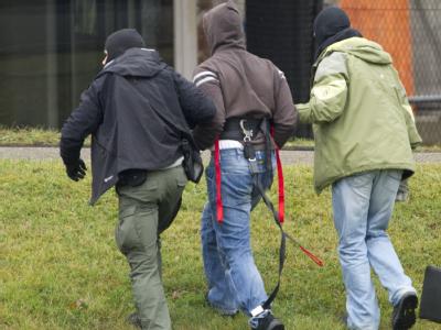 Der wegen mutmaßlicher Unterstützung der Zwickauer Neonazi-Terrorzelle festgenommene Matthias D. (M) wird zum Bundesgerichtshof gebracht. Foto: Uwe Anspach Matthias D. beim BGH