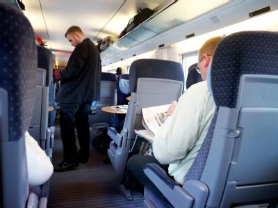 Fahrgäste in einem ICE: Auch im November ist fast jeder vierte Fernzug der Bahn zu spät gekommen. Foto: Maurizio Gambarini Reisende im ICE