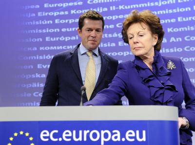 Der ehemalige Verteidigungsminister Karl-Theodor zu Guttenberg und die EU-Kommissarin für Digitales, Neelie Kroes bei einer Pressekonferenz in Brüssel. Foto Marius Becker Guttenberg und Kroes