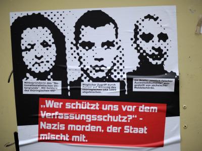 Plakat für einen Vortrag über Rechtsextremismus: Ein Untersuchungsausschuss soll klären, warum die Zwickauer Neonazi-Gruppe jahrelang agieren konnte, ohne dass Sicherheitsbehörden sie im Visier hatten. Foto: Uwe Zucchi / Archiv Plakat für einen Vortrag über Rechtsextremismus