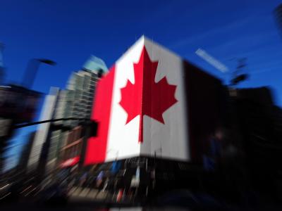 Kanadische Flagge in Vancouver: Nur einen Tag nach der Weltklimakonferenz hat Kanada überraschend seinen Ausstieg aus dem Kyoto-Protokoll erklärt. Foto: Hannibal Hanschke Kanadische Flagge in Vancouver