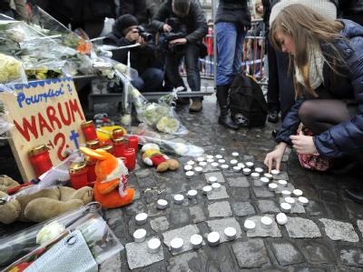 Am Tatort erinnerten am Mittwoch Blumen und Kerzen an die Toten. Äußerlich ging das Leben in Lüttich wieder seinen gewohnten Gang. Foto: Marius Becker Trauer in Lüttich