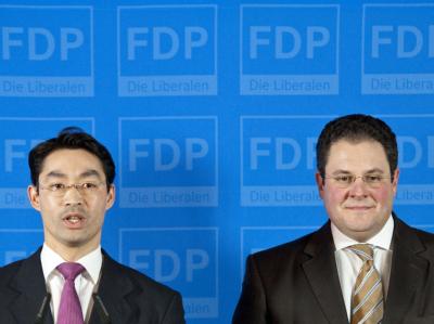FDP-Chef Rösler (l) und der neue Generalsekretär der Liberalen, Döring. Foto: Robert Schlesinger Rösler und Döring