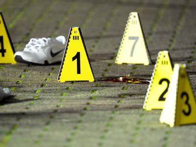 Bottrop: Nummerntafeln der Spurensicherung neben einer Blutlache und einem Schuh. Foto: Marius Becker Spurensicherung