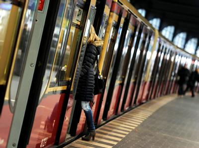 Der S-Bahn-Verkehr in Berlin war wegen eines Stromausfalls in weiten Teilen zum Erliegen gekommen. Foto: Britta Pedersen S-Bahn