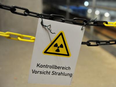 Ein Warnschild im atomaren Zwischenlager in Gorleben. Foto: Jochen Lübke/Archiv Warnschild