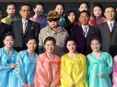 Über Nordkoreas Machthaber Kim Jong Il kursierten Namen wie «Verrückter mit der Bombe», «Zombie» oder «Dr. Seltsam»: Hier besucht ein Musikzentrum. Foto: epa Kim Jong Il