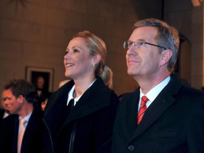 Bundespräsident Christian Wulff nimmt mit seiner Frau Bettina in der Schlosskirche in Wittenberg an der Aufzeichnung eines ZDF-Weihnachtskonzerts teil. Foto: Peter Endig Bundespräsident in Wittenberg